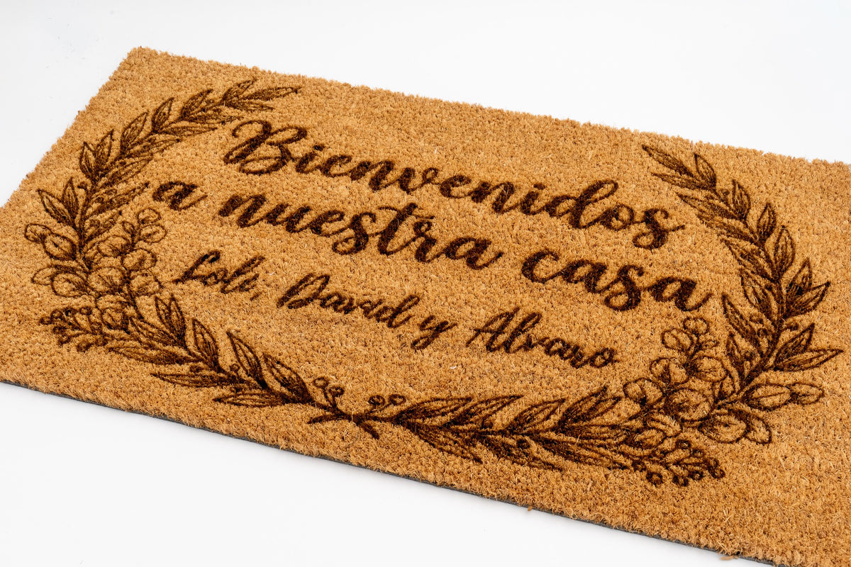 Felpudo de coco con corona de hojas y nombres familiares grabados con láser.