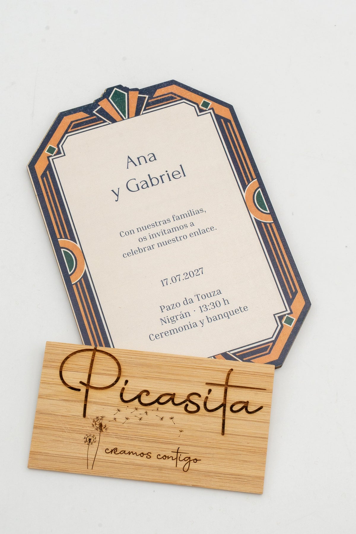 Hochzeitseinladung aus Holz mit geometrischem Rahmen im Art-déco-Stil
