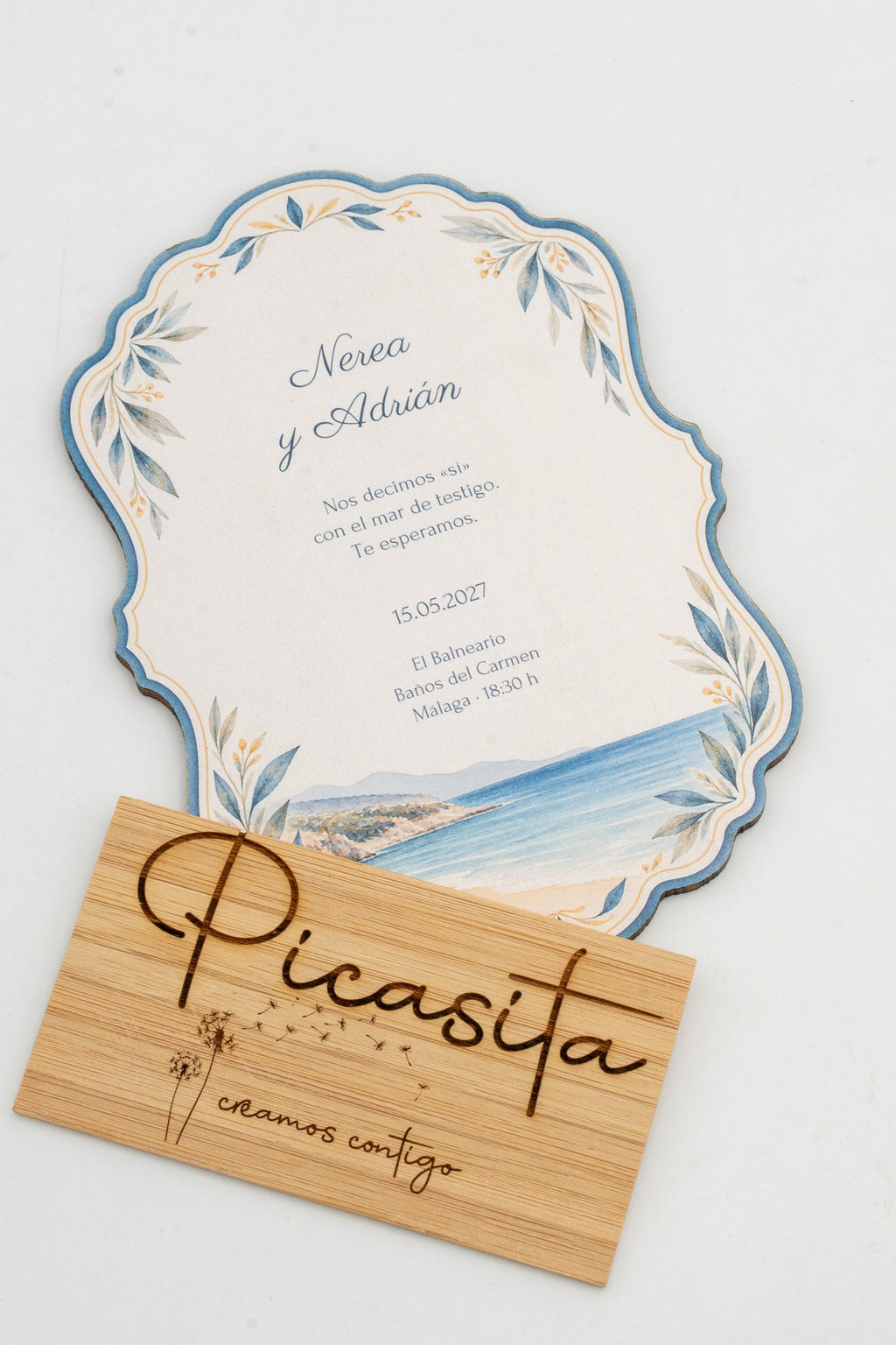 Hochzeitseinladung aus Holz mit einer Meereslandschaft in Aquarell