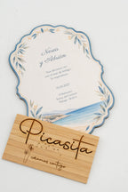 Hochzeitseinladung aus Holz mit einer Meereslandschaft in Aquarell