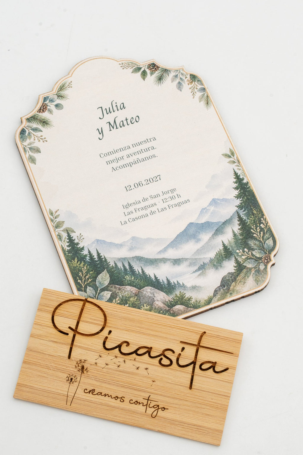 Hochzeitseinladung aus Holz mit Bergen und Wald in Aquarell