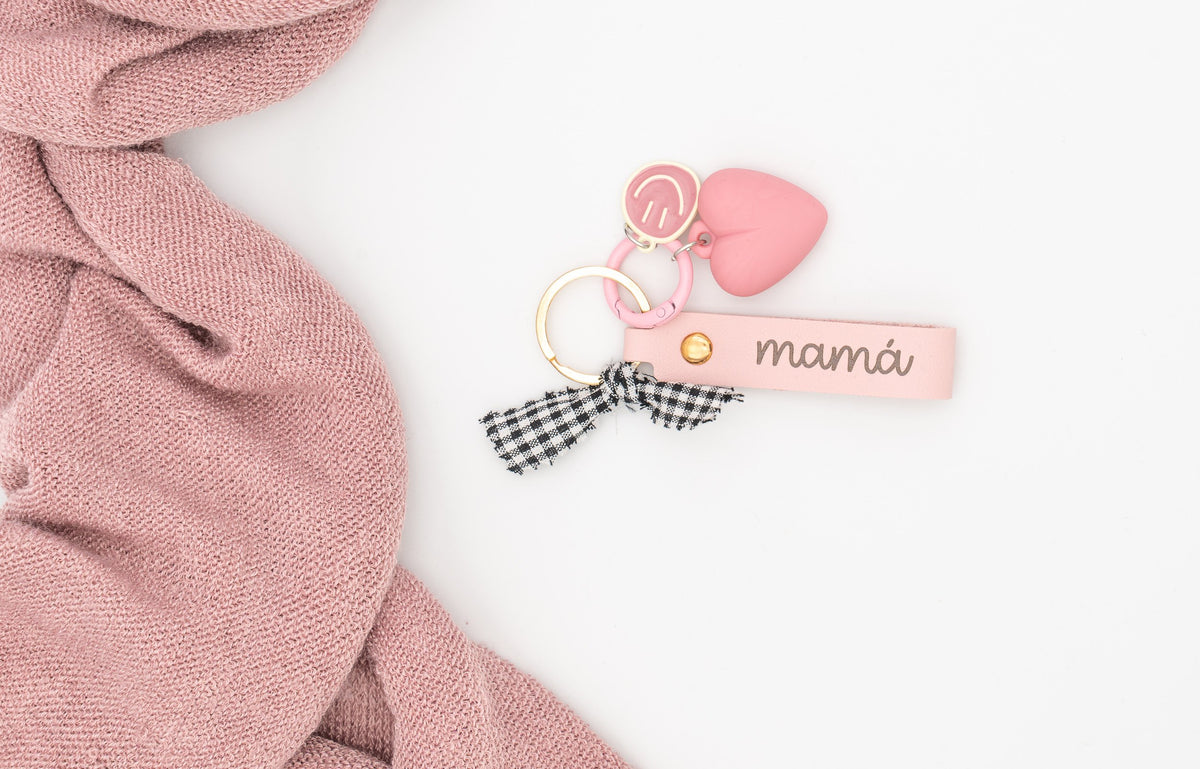 Llavero de polipiel rosa con grabado láser mamá, corazón de silicona y lazo de cuadros vichy.