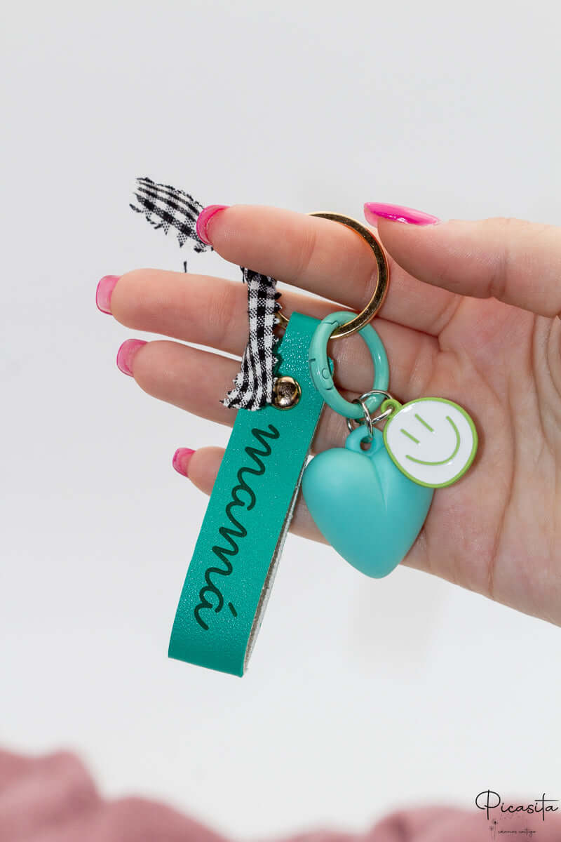 Llavero aguamarina personalizado con grabado láser y conjunto de charms de silicona y metal.