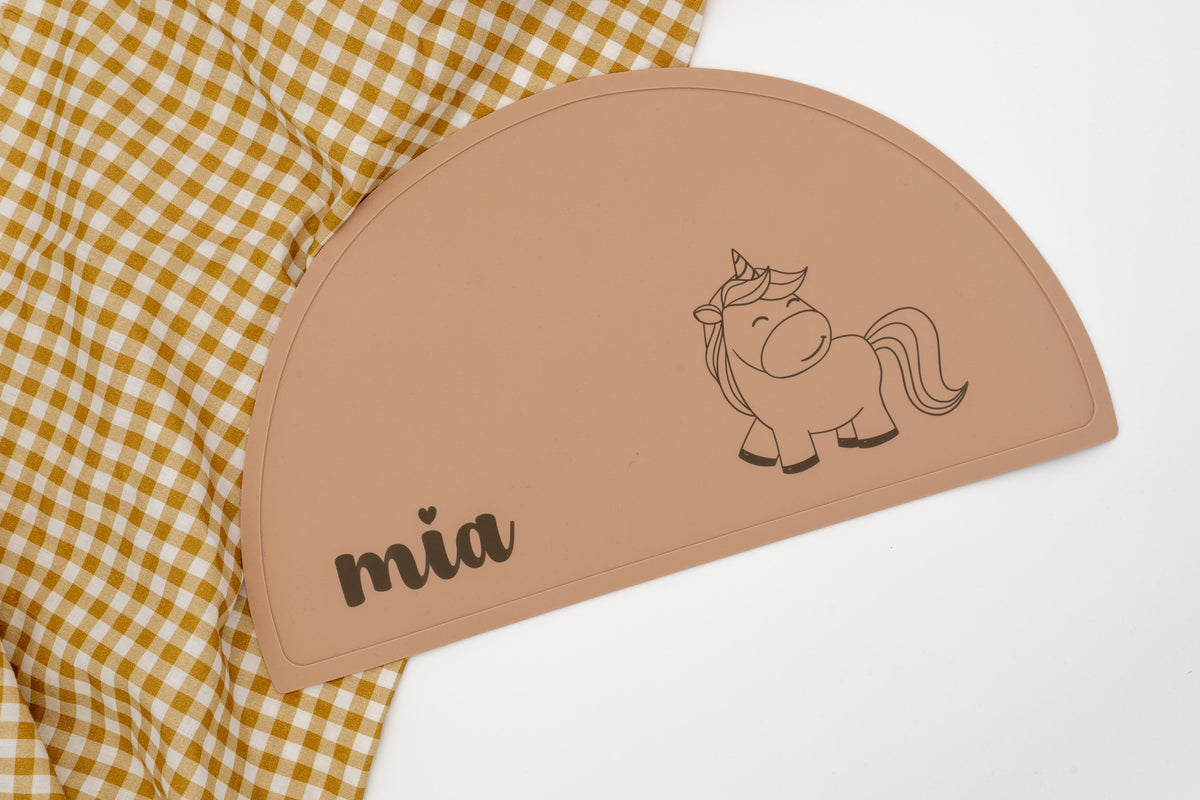 Lachsfarbenes Tischset mit dem Namen Mia und einem Einhorn