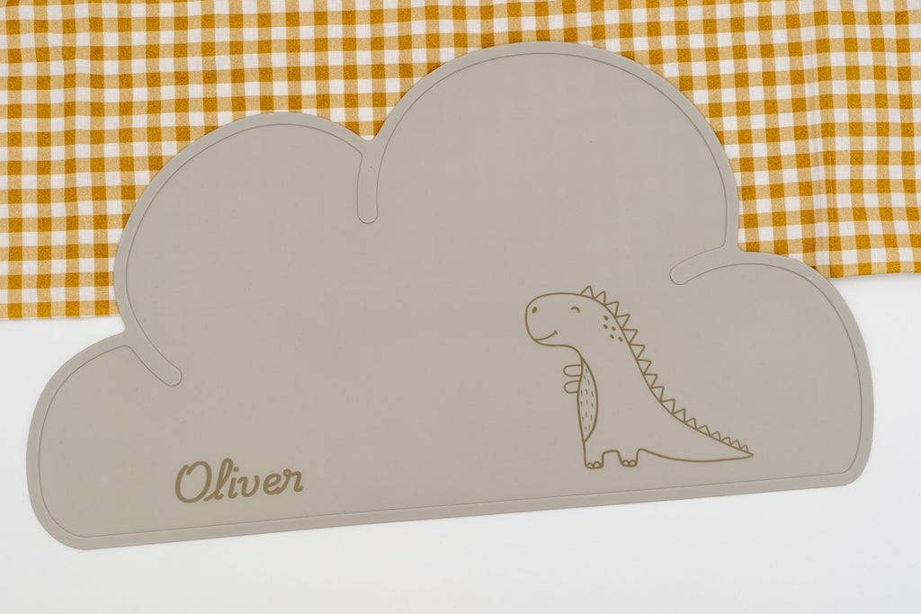 Graues Wolken-Tischset mit dem Namen Oliver und einem Dinosaurier
