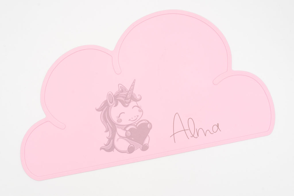 Rosa Wolken-Tischset mit dem Namen Alma und einem Einhorn