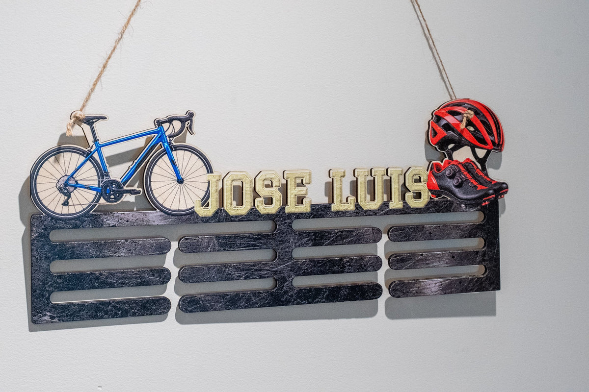 Personalisierter Medaillenhalter aus Holz in Farbe