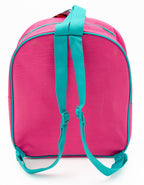 Rückseite eines einfarbig rosa Kinderrucksacks mit blaugrünen verstellbaren Trägern