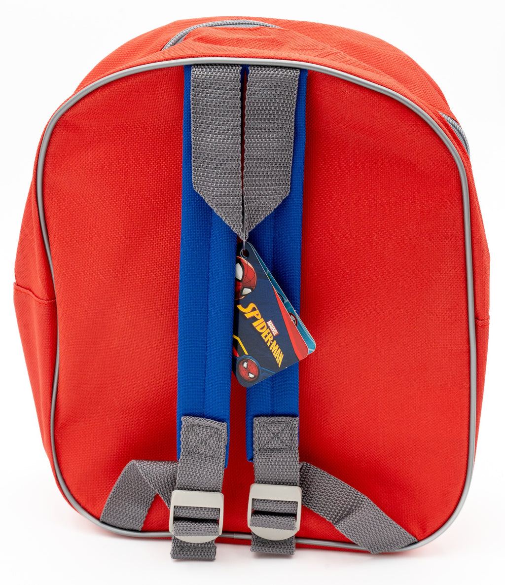 Rückseite eines roten Kinderrucksacks mit blauen Trägern und verstellbaren grauen Gurten