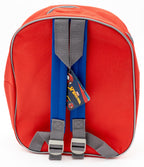 Rückseite eines roten Kinderrucksacks mit blauen Trägern und verstellbaren grauen Gurten