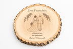 Simulation eines Schildes für den Hochzeitspaten, Lasergravur auf Eschenholz, Motiv Begleitung zum Altar, Jose Francisco und Luisa Fernanda, Figuren von hinten ohne sichtbare Gesichter.