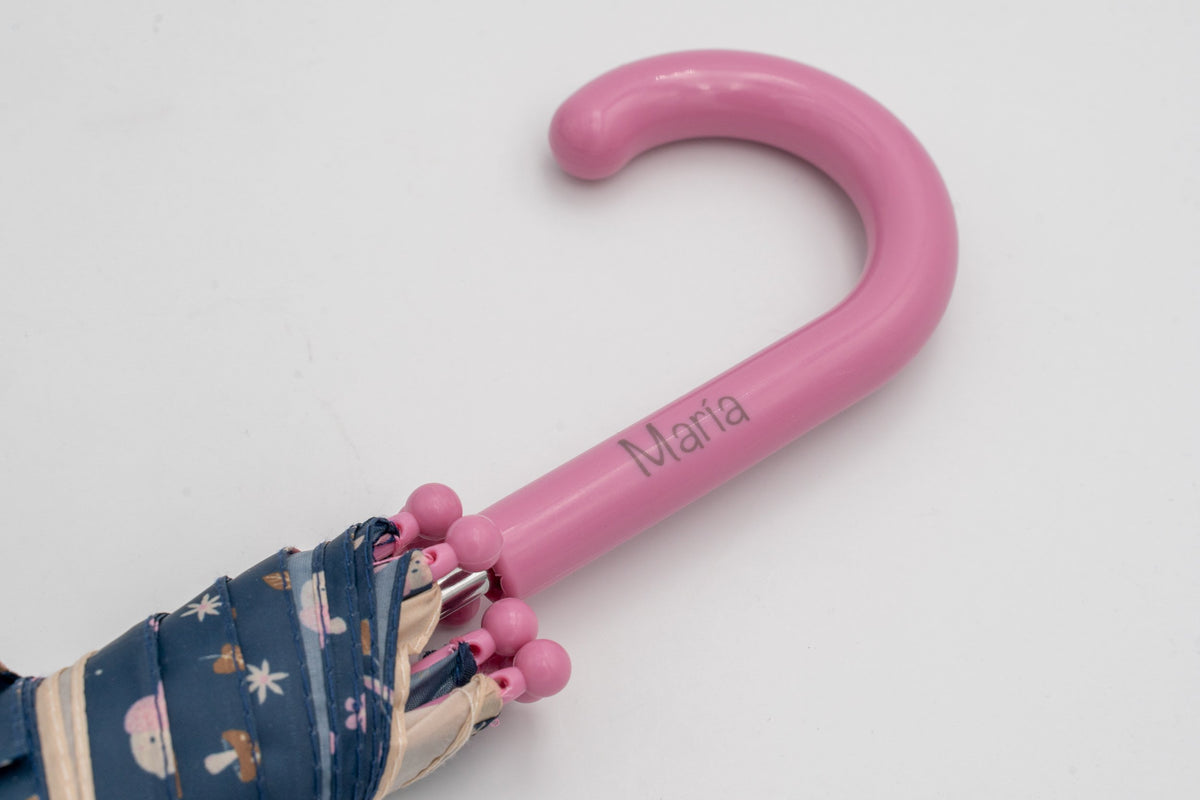 Rosa Griff eines Kinderregenschirms mit farbig gedrucktem Namen María