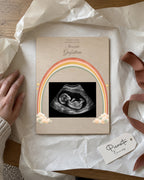 Simulierte Vorschau: Regenbogen auf Sperrholz, 15 × 20 cm, mit synthetischem Ultraschallbild zur Illustration. Geschenkszene.