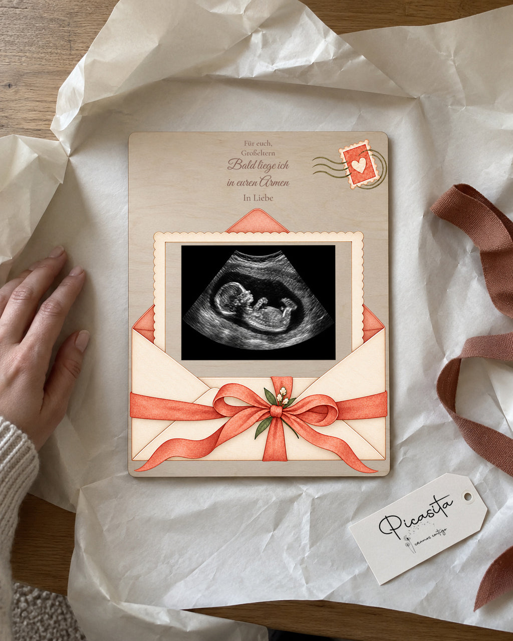 Simulierte Vorschau: Brief vom Baby auf Sperrholz, 15 × 20 cm, mit synthetischem Ultraschallbild zur Illustration. Geschenkszene.