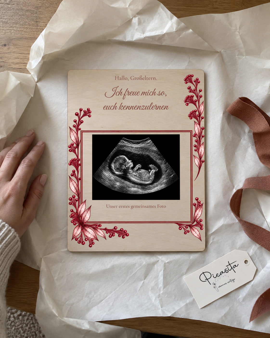 Simulierte Vorschau: Erstes Foto auf Sperrholz, 15 × 20 cm, mit synthetischem Ultraschallbild zur Illustration. Geschenkszene.