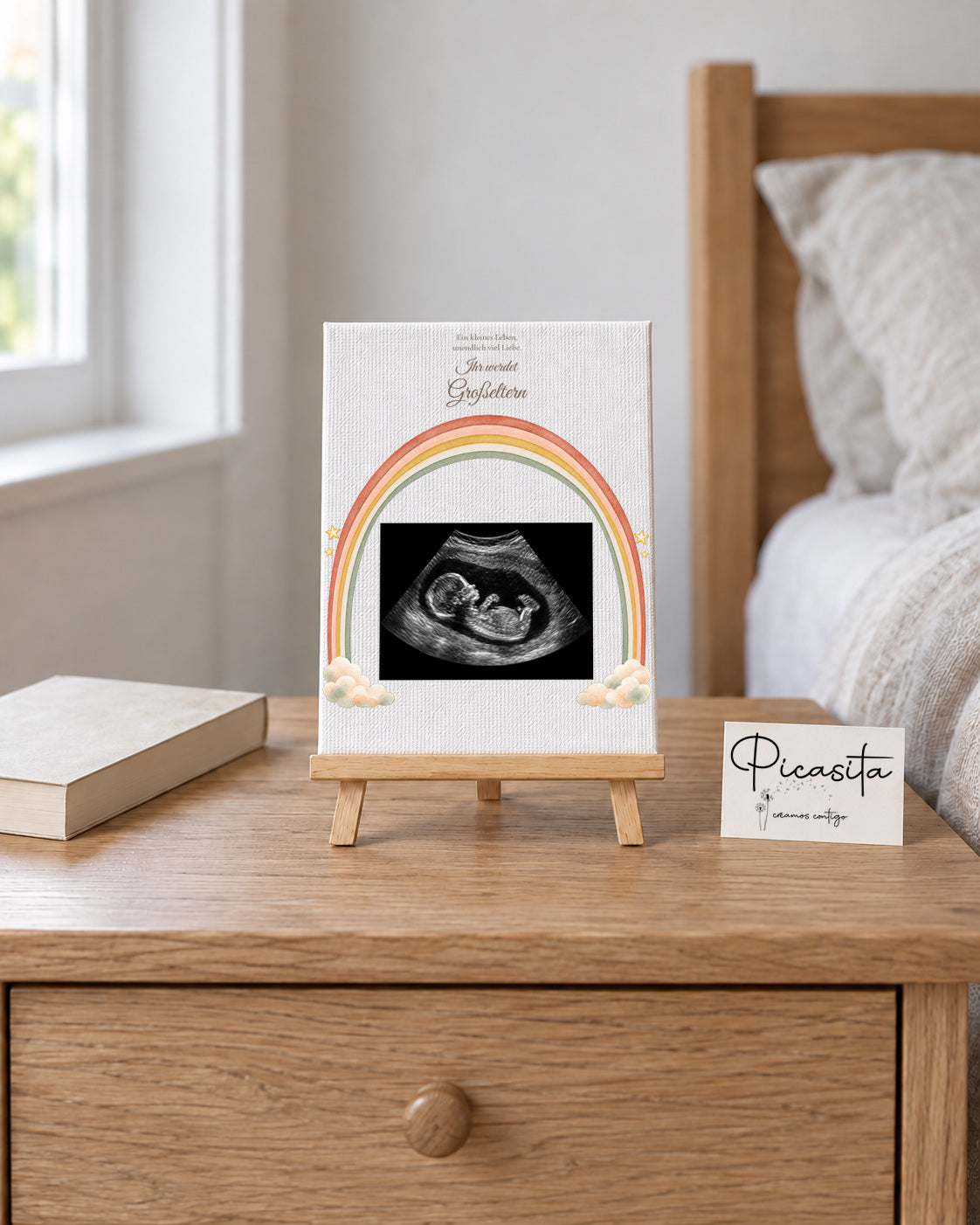 Simulierte Vorschau: Regenbogen auf Leinwand, 15 × 20 cm, mit synthetischem Ultraschallbild zur Illustration. Szene mit einer 20 cm hohen Staffelei auf einem Tisch.