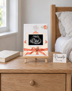 Simulierte Vorschau: Brief vom Baby auf Leinwand, 15 × 20 cm, mit synthetischem Ultraschallbild zur Illustration. Szene mit einer 20 cm hohen Staffelei auf einem Tisch.