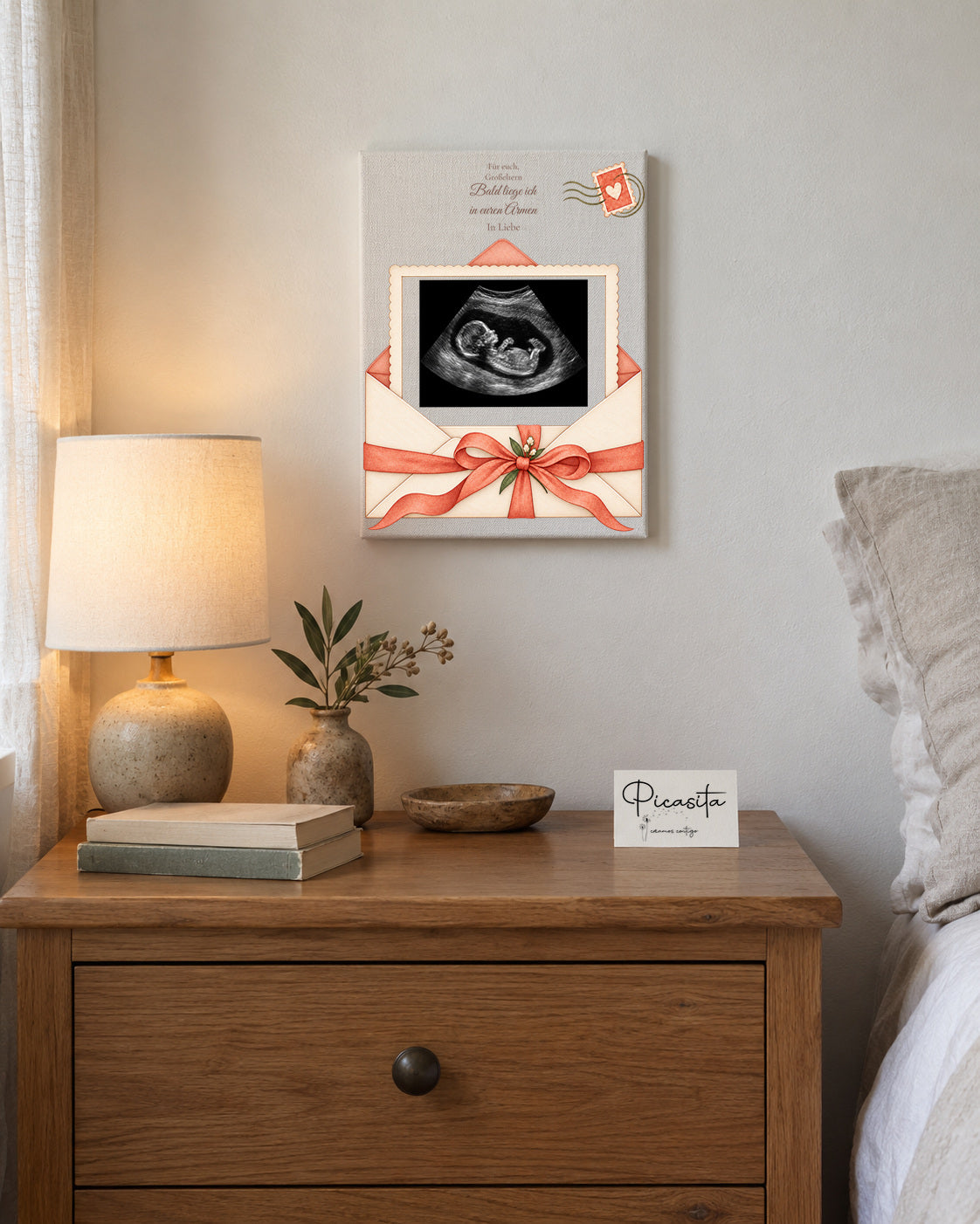 Simulierte Vorschau: Brief vom Baby auf Leinwand, 15 × 20 cm, mit synthetischem Ultraschallbild zur Illustration. Wandszene.