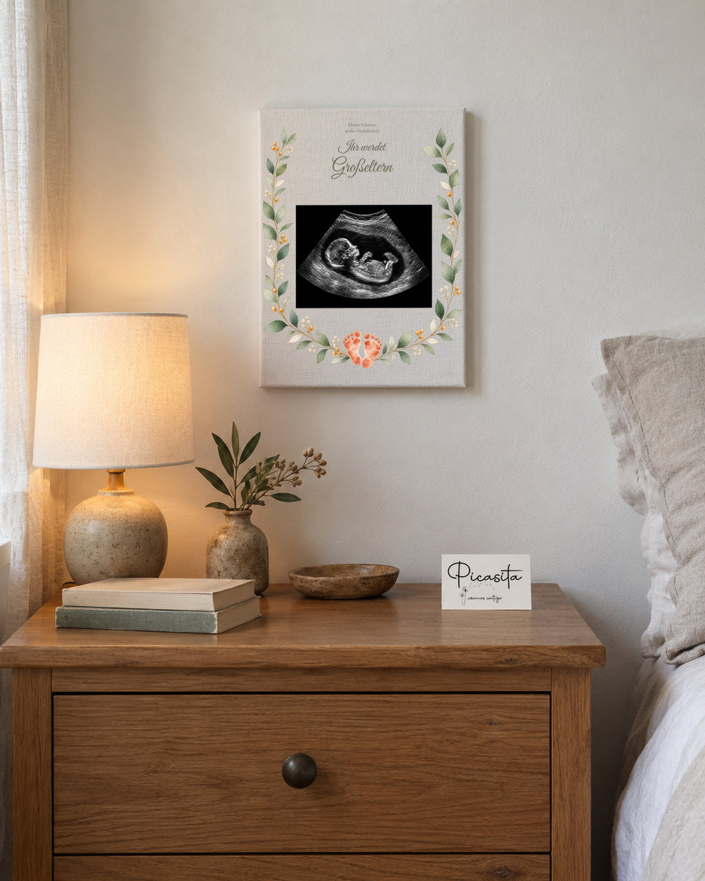 Simulierte Vorschau: Kleine Fußspuren auf Leinwand, 15 × 20 cm, mit synthetischem Ultraschallbild zur Illustration. Wandszene.
