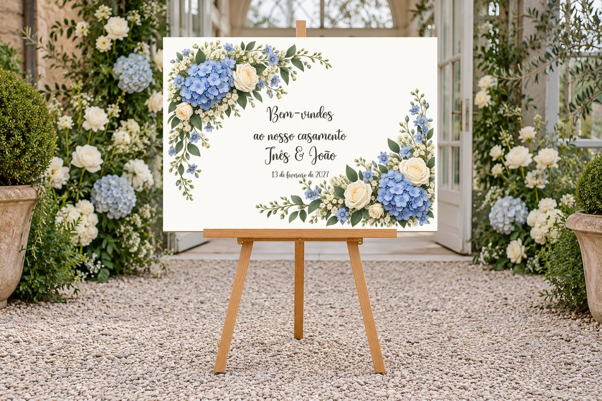 A3-Willkommensschild zur Hochzeit in Farbe, Design Azul, mit Text auf Portugiesisch, auf einer Staffelei an einem bepflanzten Eingang.