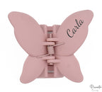Pinza de pelo mariposa rosa con acabado mate y el nombre Carla personalizado en el ala.