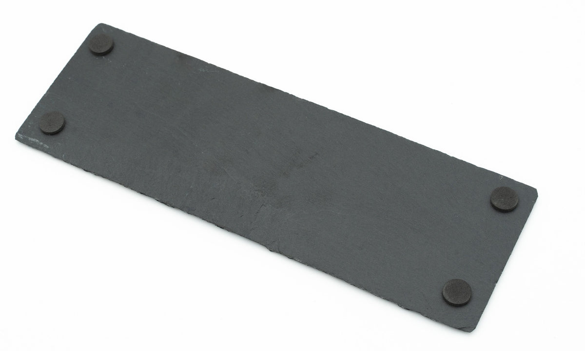 Parte trasera de plato de pizarra con cuatro protectores circulares antideslizantes en las esquinas.