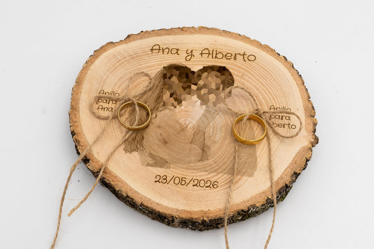 Personalisierter Ringträger aus Naturholz