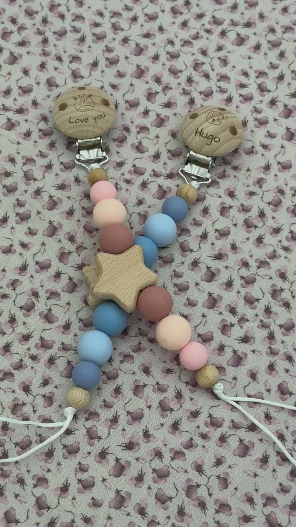 Personalisierter Schnullerhalter mit Namen aus Holz und Silikon