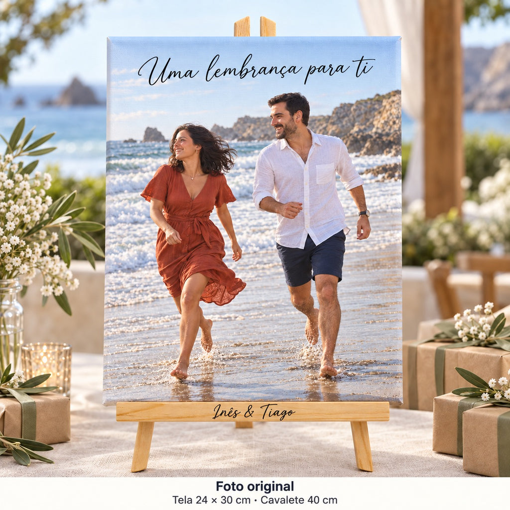 Lienzo de 24 × 30 cm con foto preboda de Inês y Tiago y «Uma lembrança para ti», en la mesa de detalles para invitados.