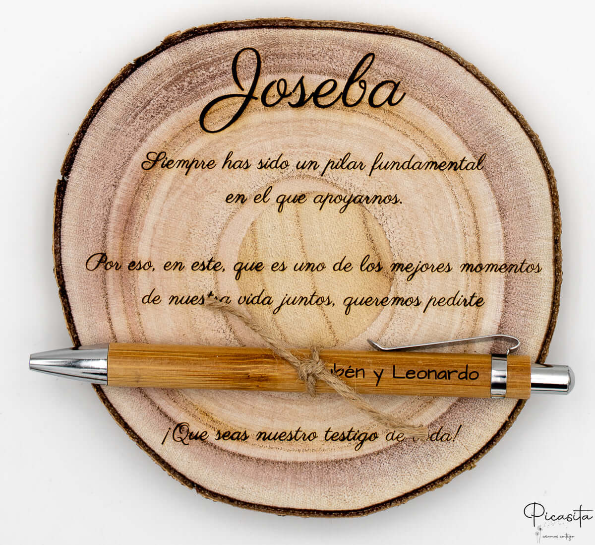 Tronco de madera circular con grabado láser para Joseba y bolígrafo de bambú.