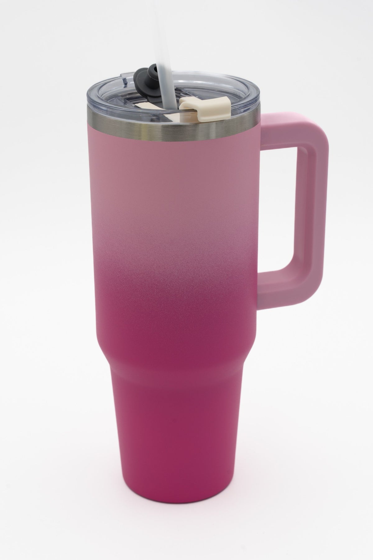 Thermobecher mit Farbverlauf von Hellrosa zu Fuchsia, Henkel und transparentem Deckel