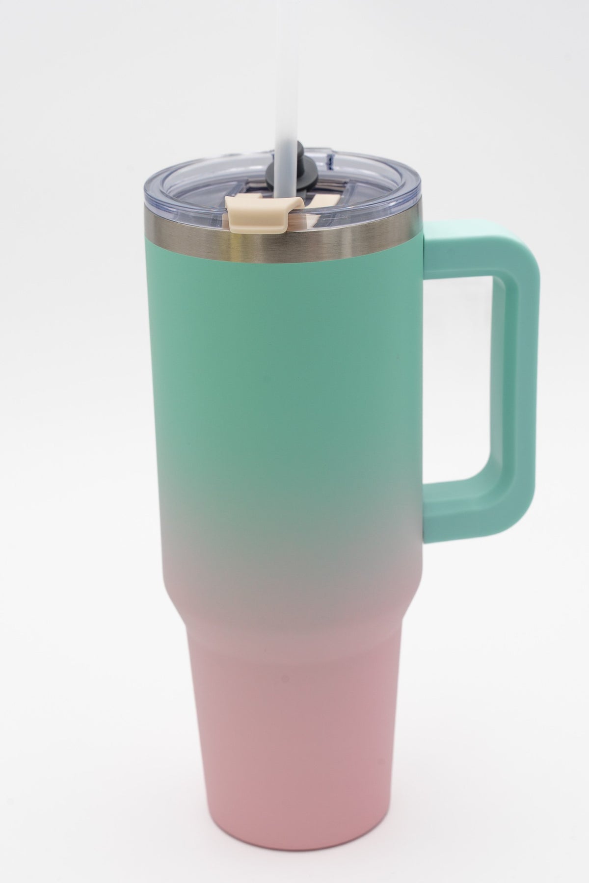 Thermobecher mit Farbverlauf von Türkis zu Pastellrosa, Henkel und Strohhalm