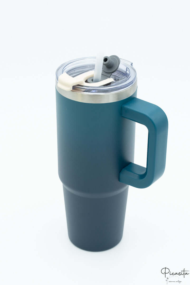 Termo color azul petróleo mate con asa y tapa con cierre de seguridad.