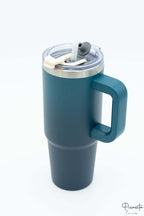 Termo color azul petróleo mate con asa y tapa con cierre de seguridad.
