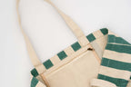 Detalle del bolsillo interior con cremallera y costuras reforzadas del bolso de rayas.