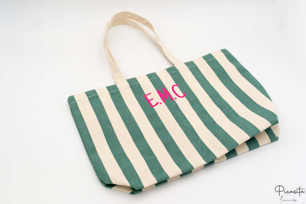 Tote bag de algodón con rayas verdes y blancas y personalización de iniciales en rosa.