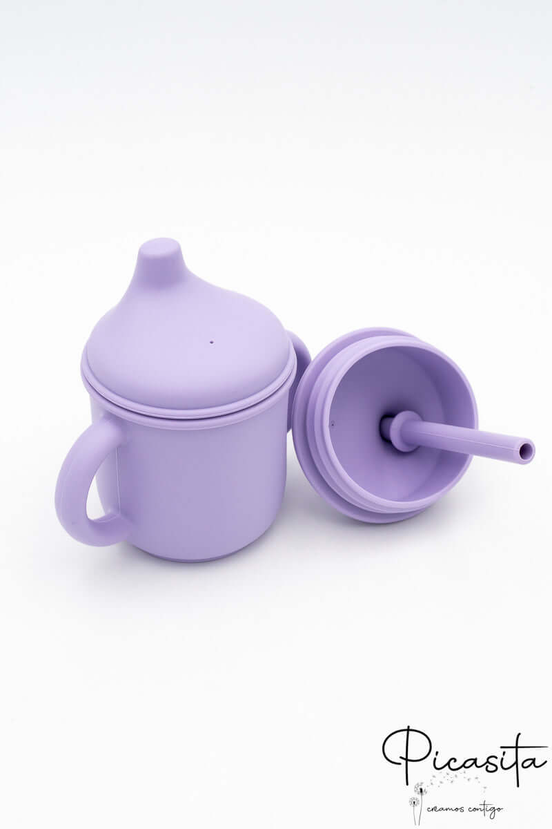 Vasito infantil lila con tapa de aprendizaje y adaptador de pajita flexible.