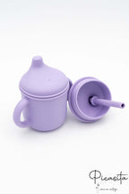 Vasito infantil lila con tapa de aprendizaje y adaptador de pajita flexible.