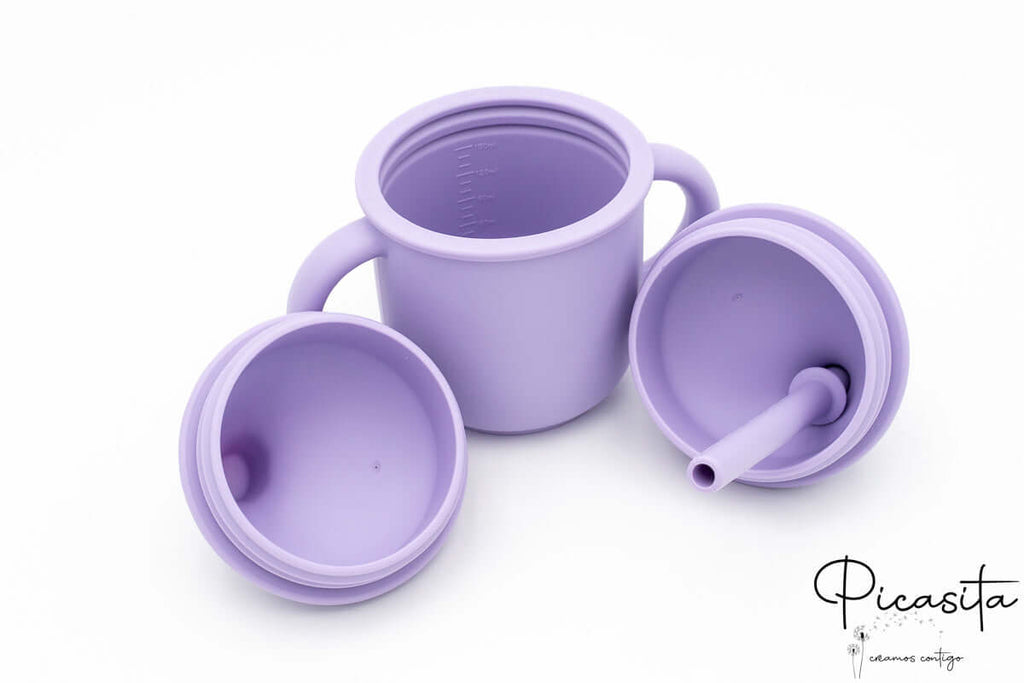 Interior de vaso para bebe lila con escala de medición y accesorios de silicona.