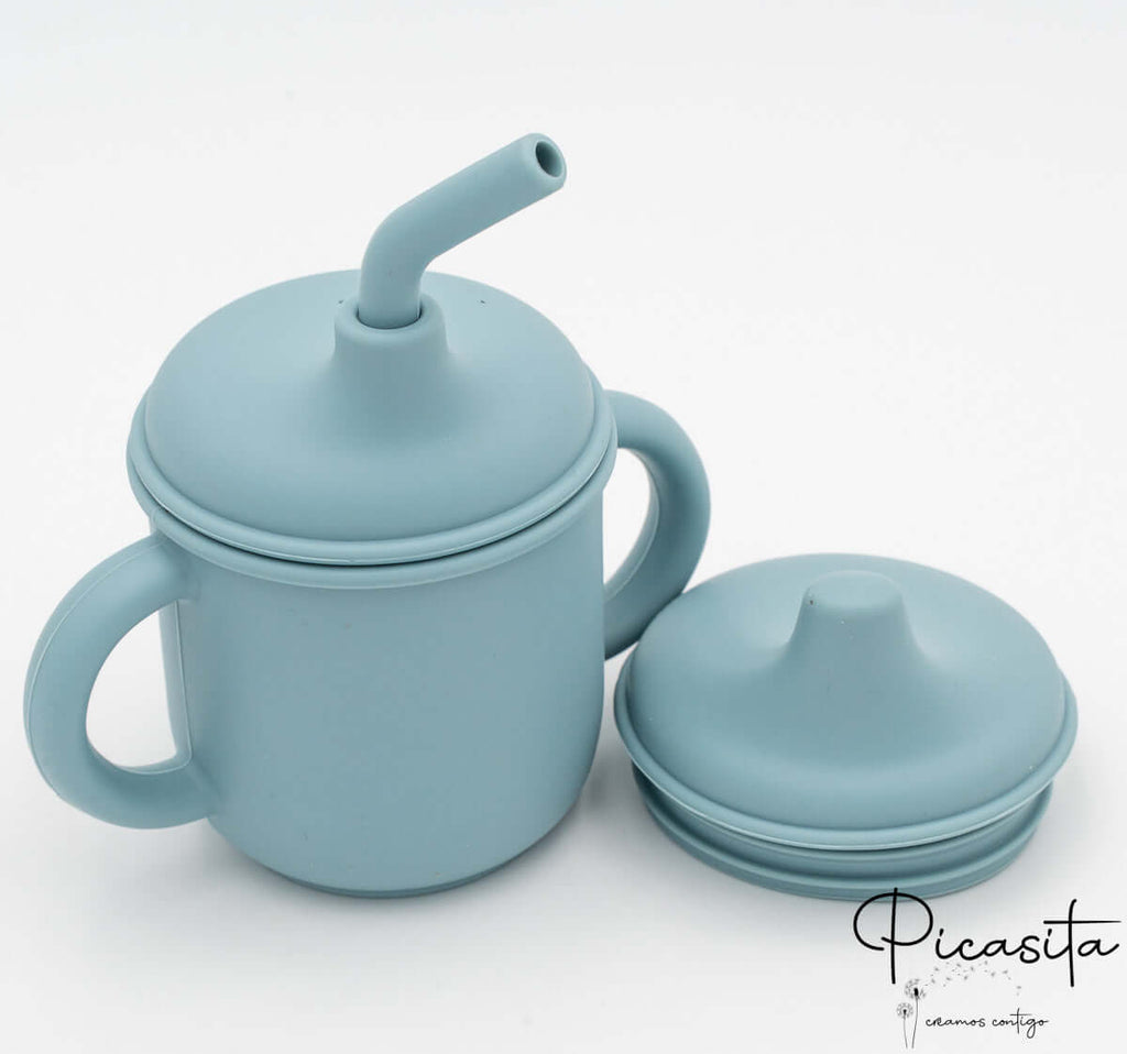 Vaso con adaptador de pajita en color azul con tapa de aprendizaje extra.