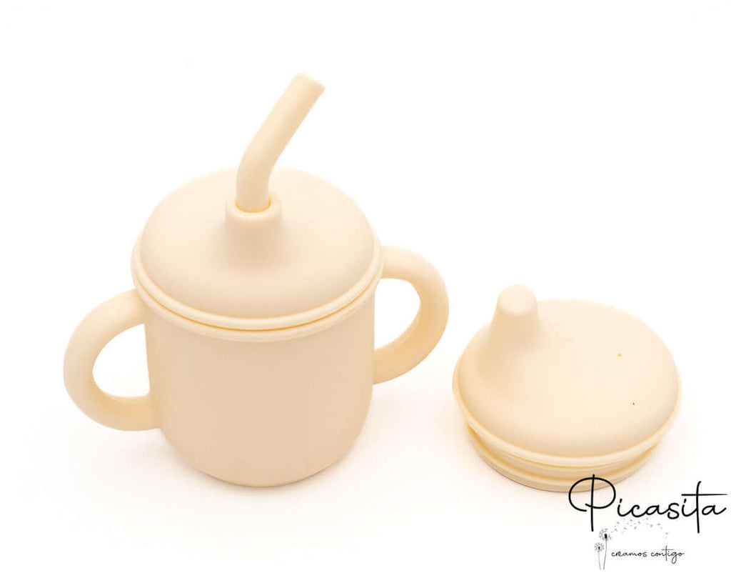 Vaso de snacks color crema con tapa flexible y adaptador de pajita de silicona.