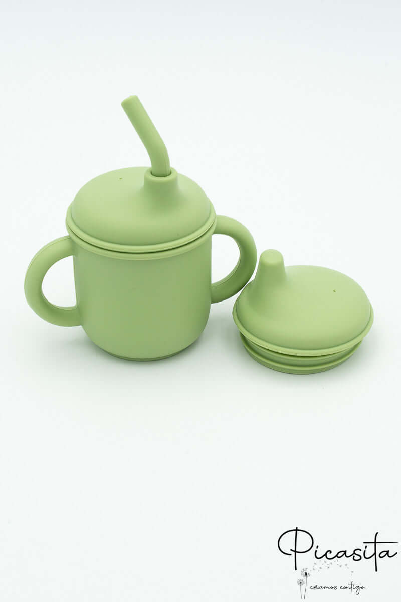 Vaso para bebe verde con pajita y tapa de boquilla para transición.