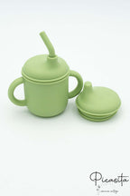 Vaso para bebe verde con pajita y tapa de boquilla para transición.